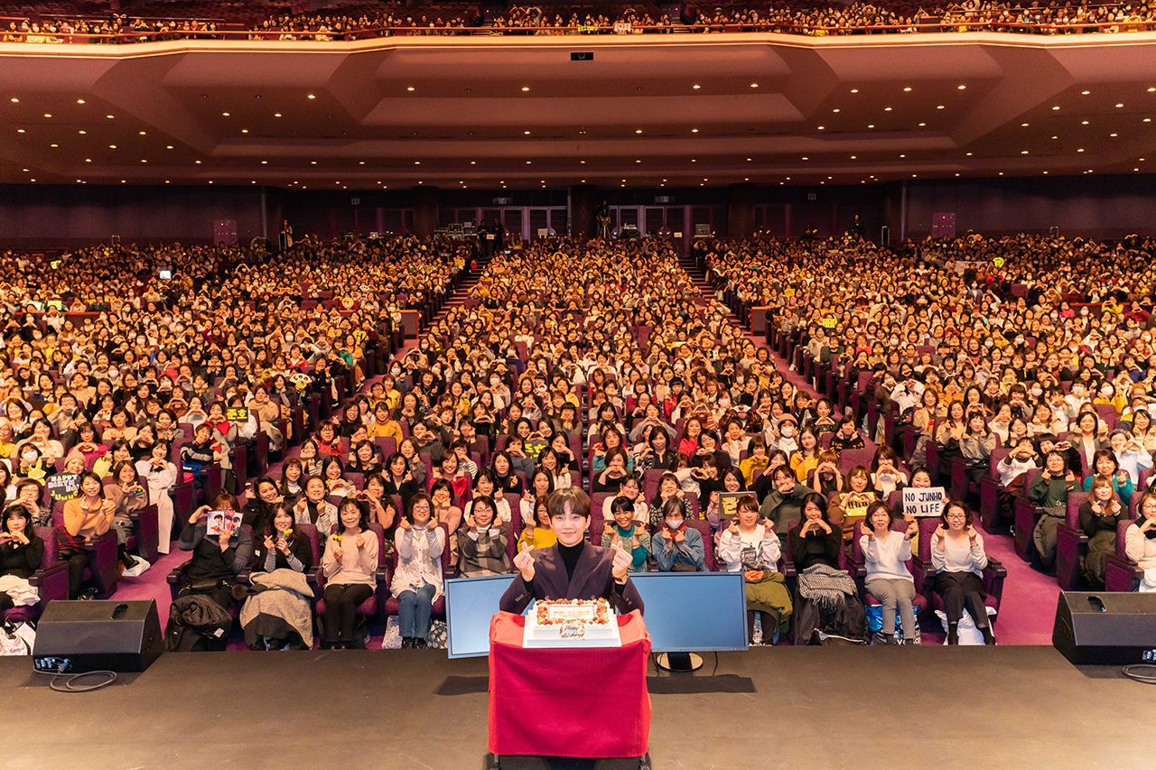 サプライズで運ばれてきたバースデーケーキを前にファンと一緒に記念撮影を