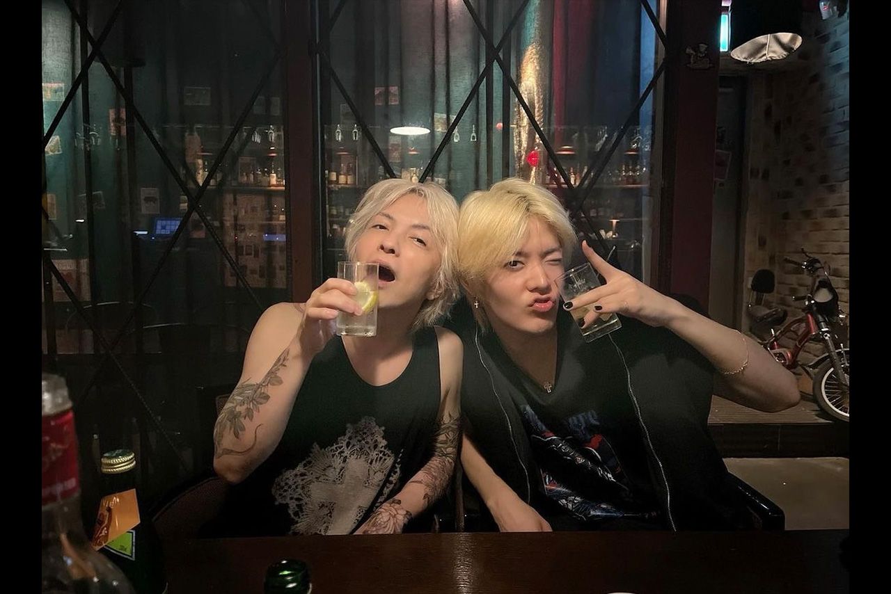 腕全体に広がる植物柄のタトゥー（HYDEインスタグラムより）