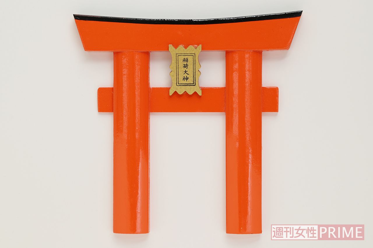 伏見稲荷神社（京都府京都市）約1万基ともいわれる鳥居が立つ境内がインスタ映えすると、外国人や若い旅行者も増えている稲荷大社の総本宮。キツネ型の絵馬も有名だが、本殿横にある祈祷受付所にある鳥居型の絵馬も◎  撮影／齋藤周造