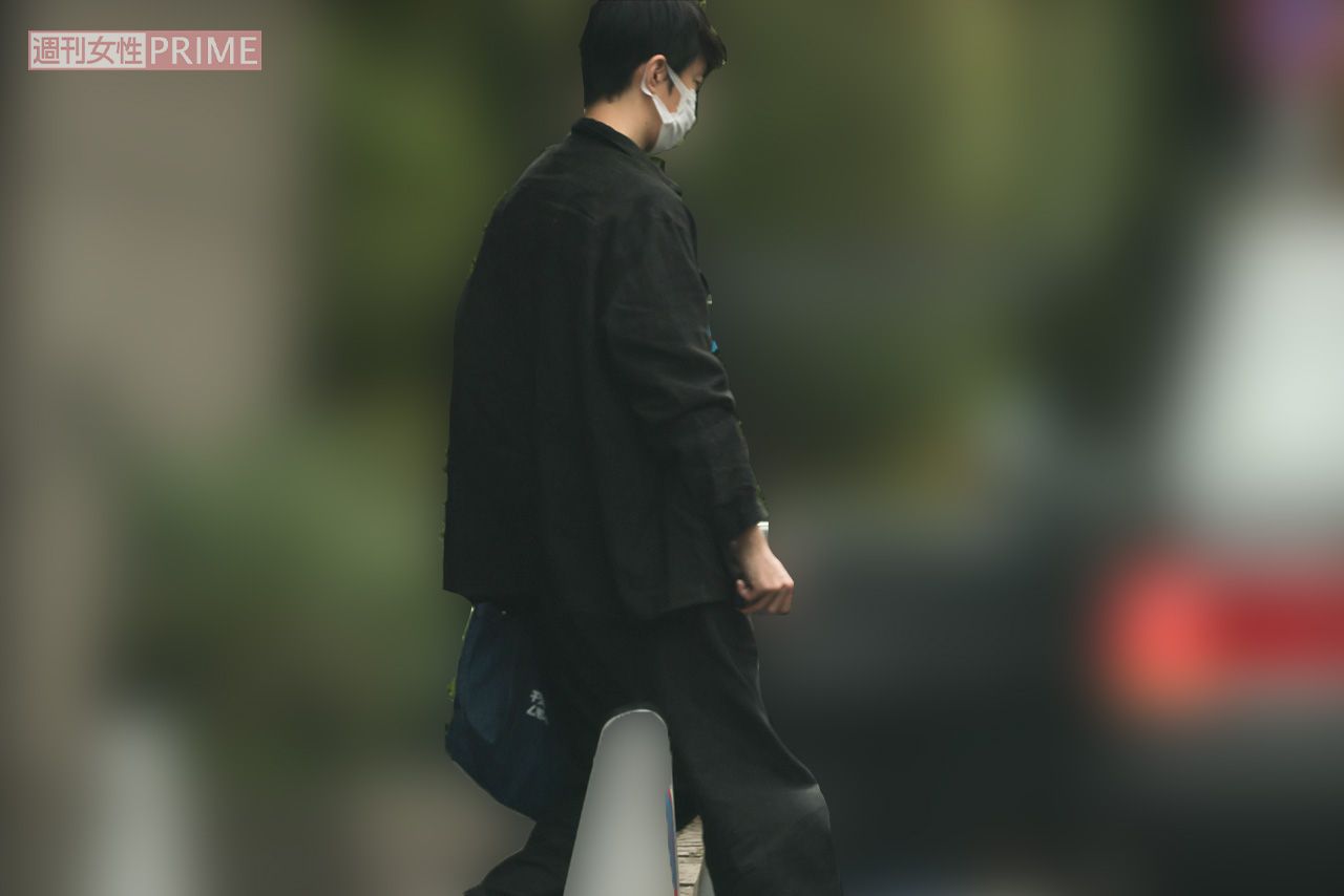 2023年5月下旬、午前中に京香のマンションから出てきた長谷川博己。今は同棲して献身的に彼女を支えているようだ