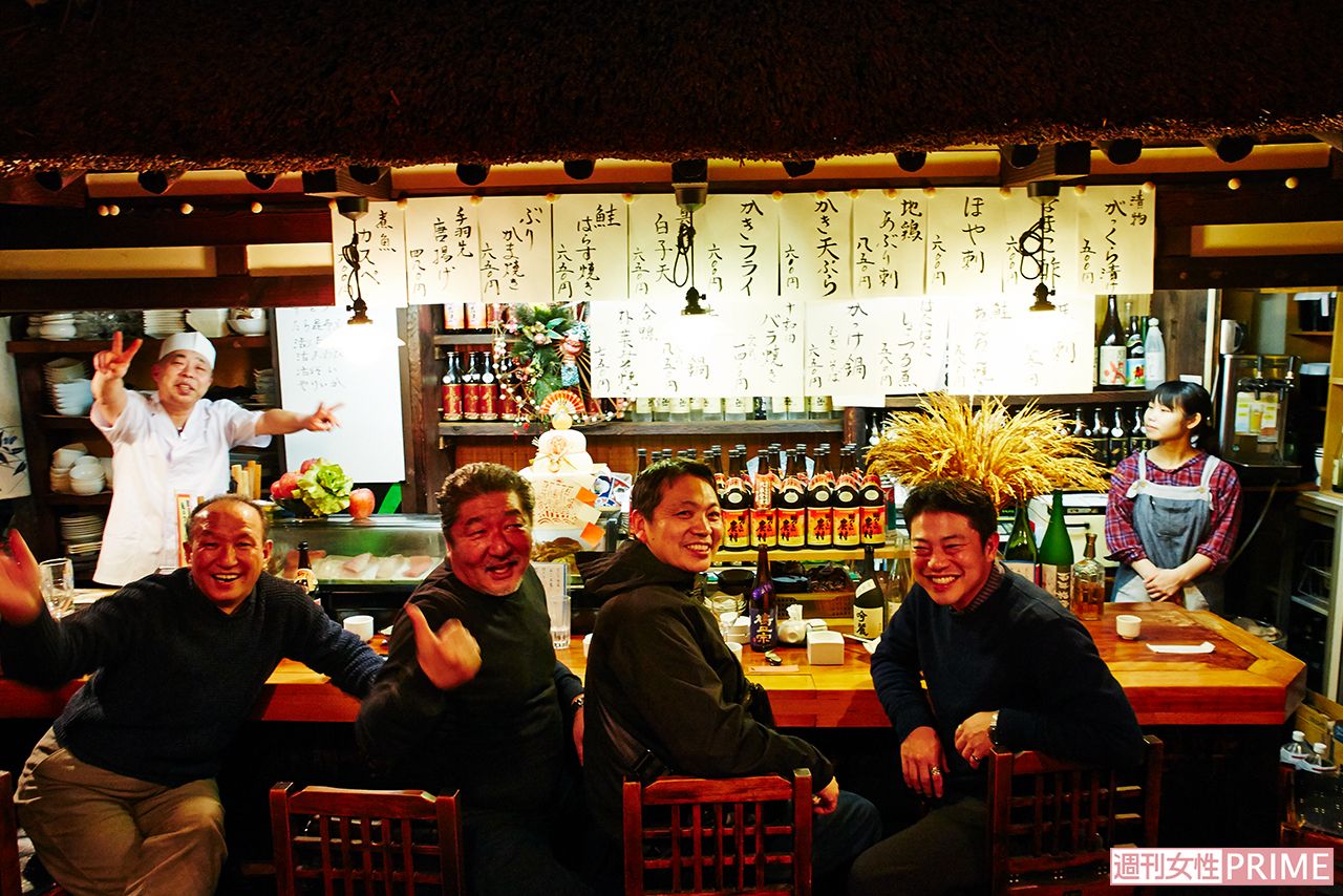 初めて訪れた居酒屋で知り合った人たち。「この笑顔にウソはないよね」と心平さん。十和田市の「正月家」にて。『酒と料理と人情と。青森編』より　撮影／寺澤太郎