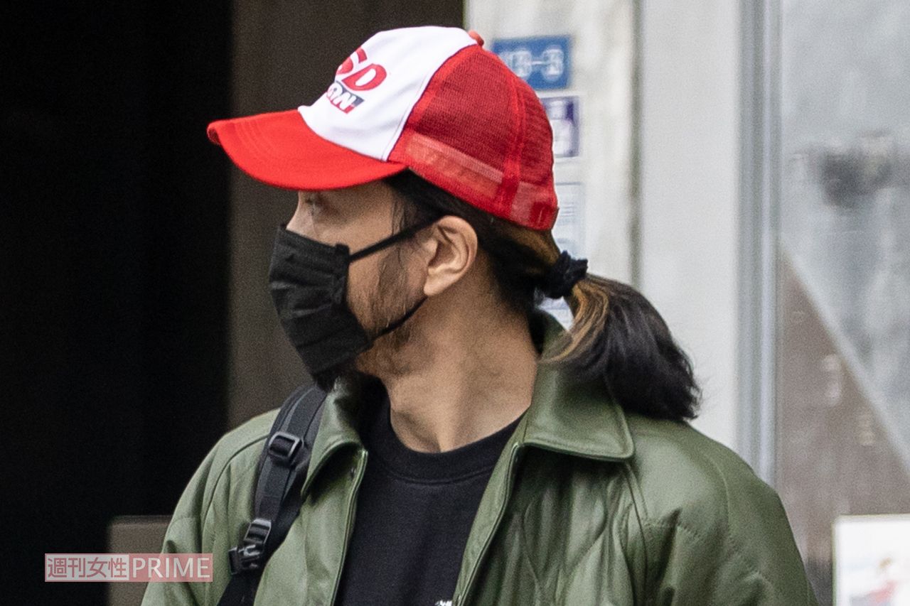 肩まであるロングヘアを一部金髪に。後ろで一つに結んでいる長瀬智也（2023年）