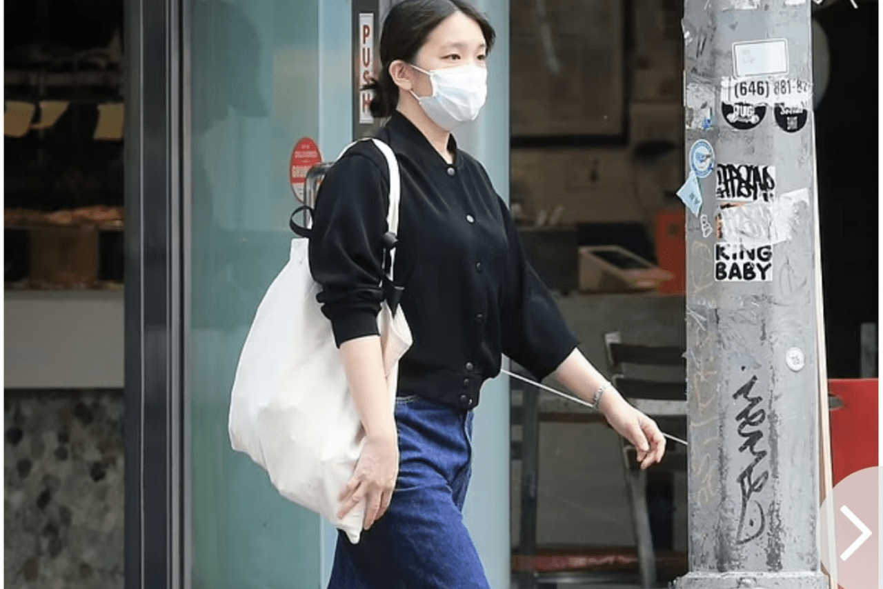 6月下旬、近所の店へ買い物に行く眞子さん（『デイリー・メール』オンライン版より）