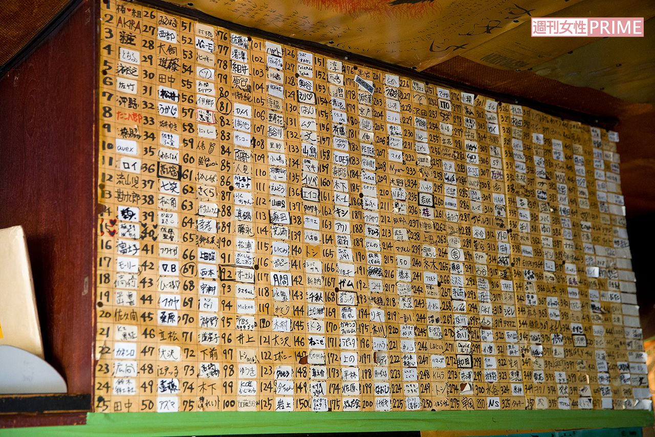 「クラクラ」のボトルキープの番号表。俵万智さん、勘九郎時代の勘三郎さんや、小泉今日子さんなど、多くの有名人がキープしていた