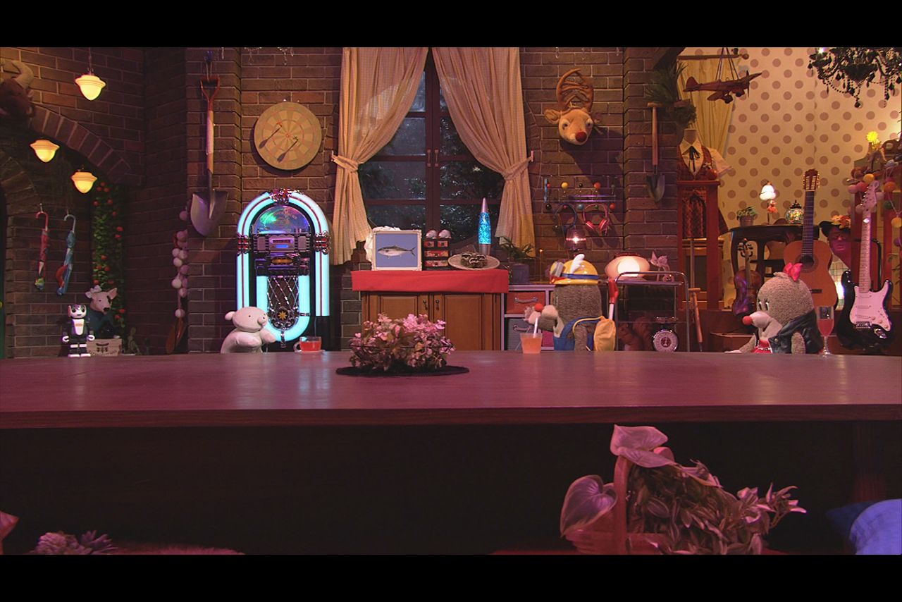 “逃げ恥”の“もちくま”と“ロボホン”がNHKのスタジオで、ねほりんぱほりんと共演。選択的夫婦別姓についてトークした　（C）NHK