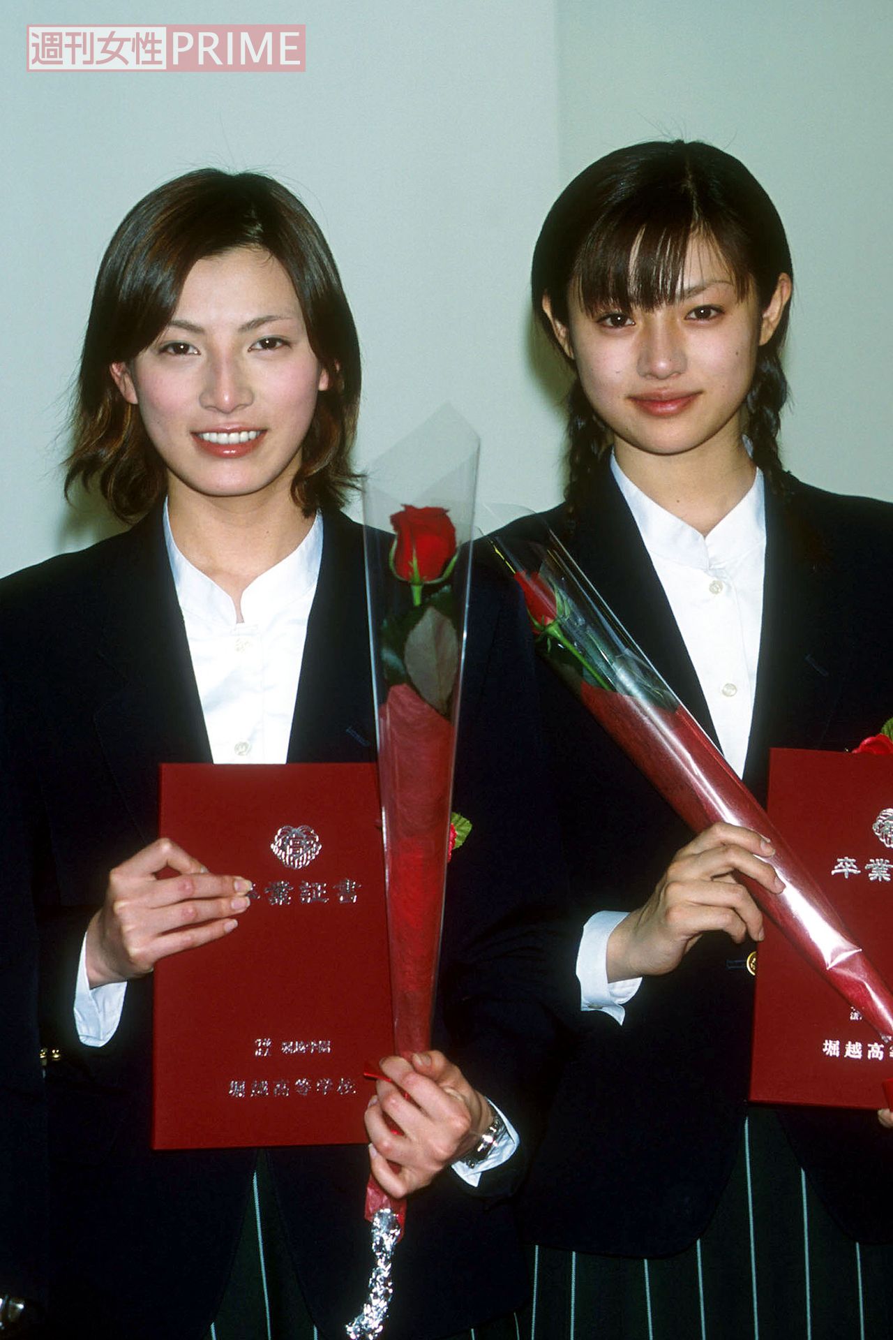 堀越高校の卒業式に出席した加藤あい（写真左）、深田恭子（'01年2月）