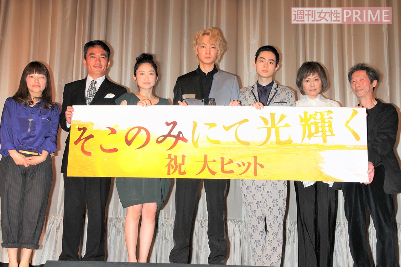 映画『そこのみにて光輝く』で池脇は主人公の綾野剛、不倫相手役の高橋和也との濡れ場を体当たりで演じ、映画賞を総ナメ