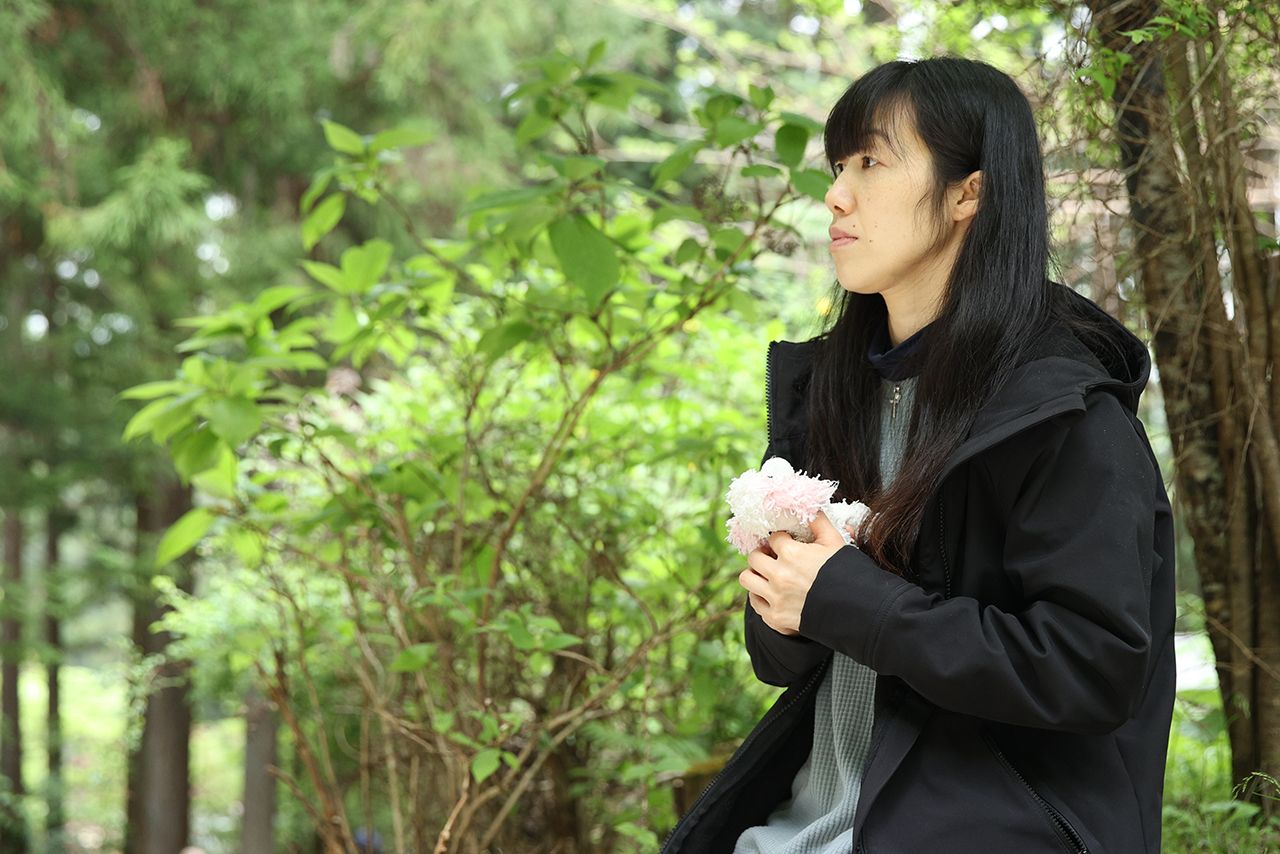 29日、取材に答える小倉美咲ちゃんの母、とも子さん　撮影／北村史成