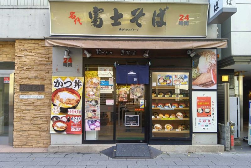 張り紙騒動が話題になった『名代　富士そば』（公式Xより）