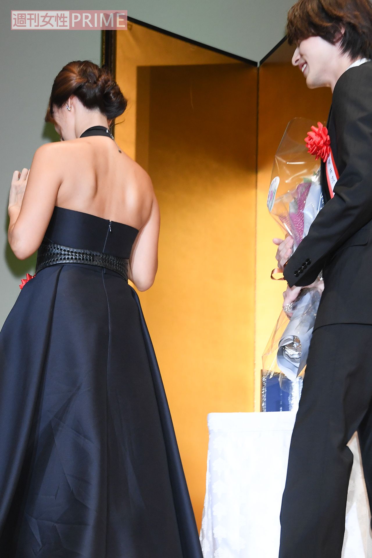 横浜流星も深田恭子の美背中に釘づけ!?