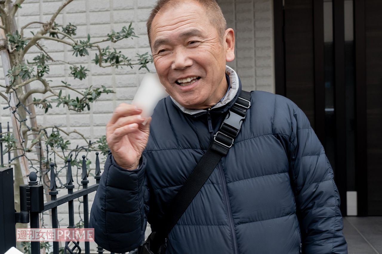 記者の名刺を見ると笑顔を見せた小峰市議