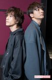 平間壮一(左)と小関裕太(右) 撮影/高梨俊浩 スタイリング/吉本知嗣 ヘアメイク/Emiy(エミー)
