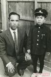 小学校の入学式で父親の親司さんと