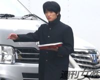 知念侑李 初主演映画のロケで見せた“似合わない”長ラン姿