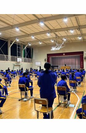 1月には母校の中学で凱旋講演。だが知名度は全国区でないため、後輩たちは「はあ？だれ？」としらけムードだったという（容疑者のSNSより）