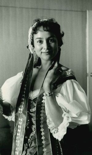 1958年、「世界早回り」で新記録をつくった直後。コペンハーゲンでもらった民族衣装を身につけて