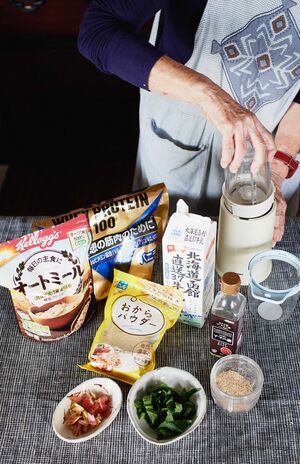 スムージーに入れるもの。全部をミキサーに入れるだけなので、あっという間にできあがり。「どんな味？」とよく聞かれるそうだが、癖もなく毎日でも飽きない味だという（写真／林ひろし）