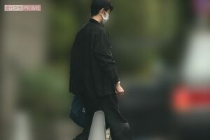 2023年5月下旬、午前中に京香のマンションから出てきた長谷川博己。今は同棲して献身的に彼女を支えているようだ