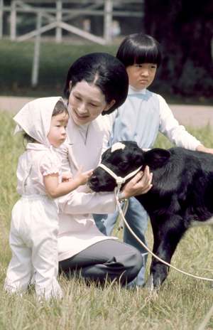 子育て中には当時流行した“パンタロンスーツ”を（'71年8月）