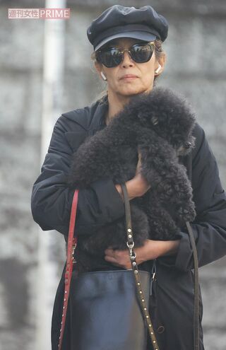 キャスケットの帽子にキャットアイのサングラスを組み合わせる、小物使いもオシャレな萬田久子