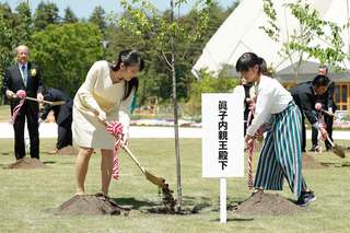 長野県で開かれた『全国都市緑化祭』の式典後、地元小学生と記念植樹を
