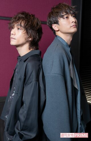 平間壮一(左)と小関裕太(右) 撮影/高梨俊浩 スタイリング/吉本知嗣 ヘアメイク/Emiy(エミー)