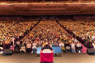 サプライズで運ばれてきたバースデーケーキを前にファンと一緒に記念撮影を