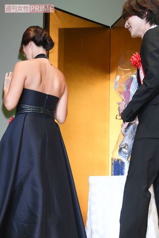 横浜流星も深田恭子の美背中に釘づけ!?