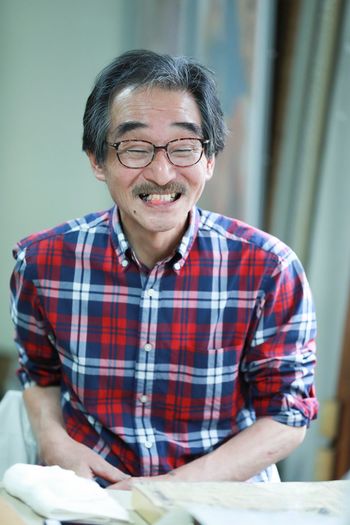 「昔から、ひとり黙々と不思議に思ったことを考える時間が好き」と言う村林さん。「修復作業も作品を撮ることも性に合っている」と笑顔を見せた　撮影／森田晃博