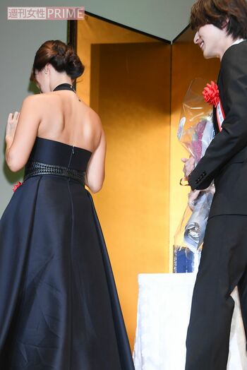 横浜流星も深田恭子の美背中に釘づけ!?