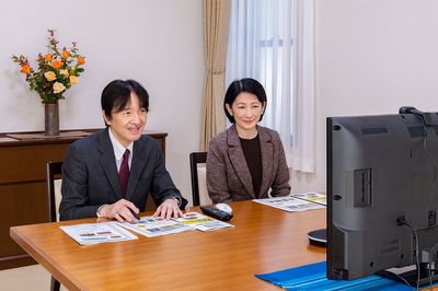 コロナの専門家から話を聞いたり、オンライン公務にも取り組まれている秋篠宮ご夫妻（'20年10月）