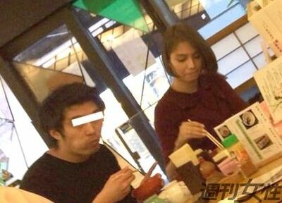 滝沢カレン、イケメン男性とそば屋デートする姿を発見。滝沢は七味をドバドバかけていたという。所属事務所は「お友達のひとり」とコメントした（2016年）