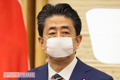 “アベノマスク”をつける安倍晋三首相