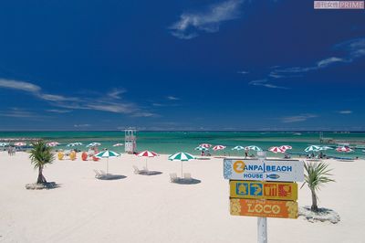 砂浜と海の色合いが美しい読谷村残波ビーチ