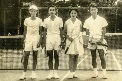 美智子さまが陛下と運命の出会いを果たされたテニスの試合。左は美智子さまのペアだったカナダ人のドイル少年