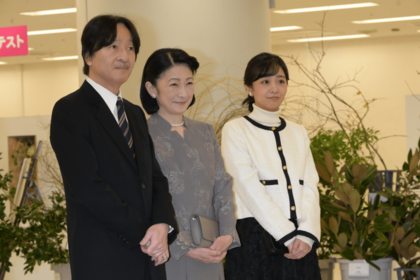 1月、展覧会へ足を運ばれたご夫妻と佳子さまだが、心なしか距離が……