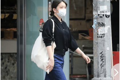 6月下旬、近所の店へ買い物に行く眞子さん（『デイリー・メール』オンライン版より）