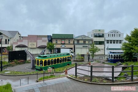 午前中のためか駅前なのにひと気がない