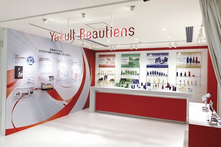 化粧品のお試しや肌水分量のチェックなどができるブースも