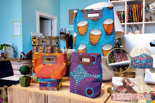 代官山の店舗には、個性的でカラフルな柄のバッグが並んでいた