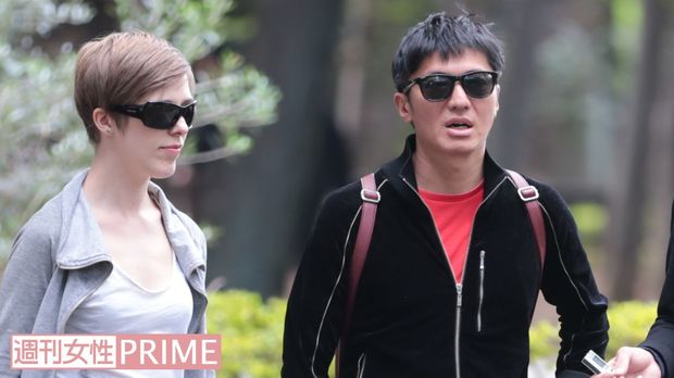 直撃取材に顔をこわばらせるヘレンさん(左)