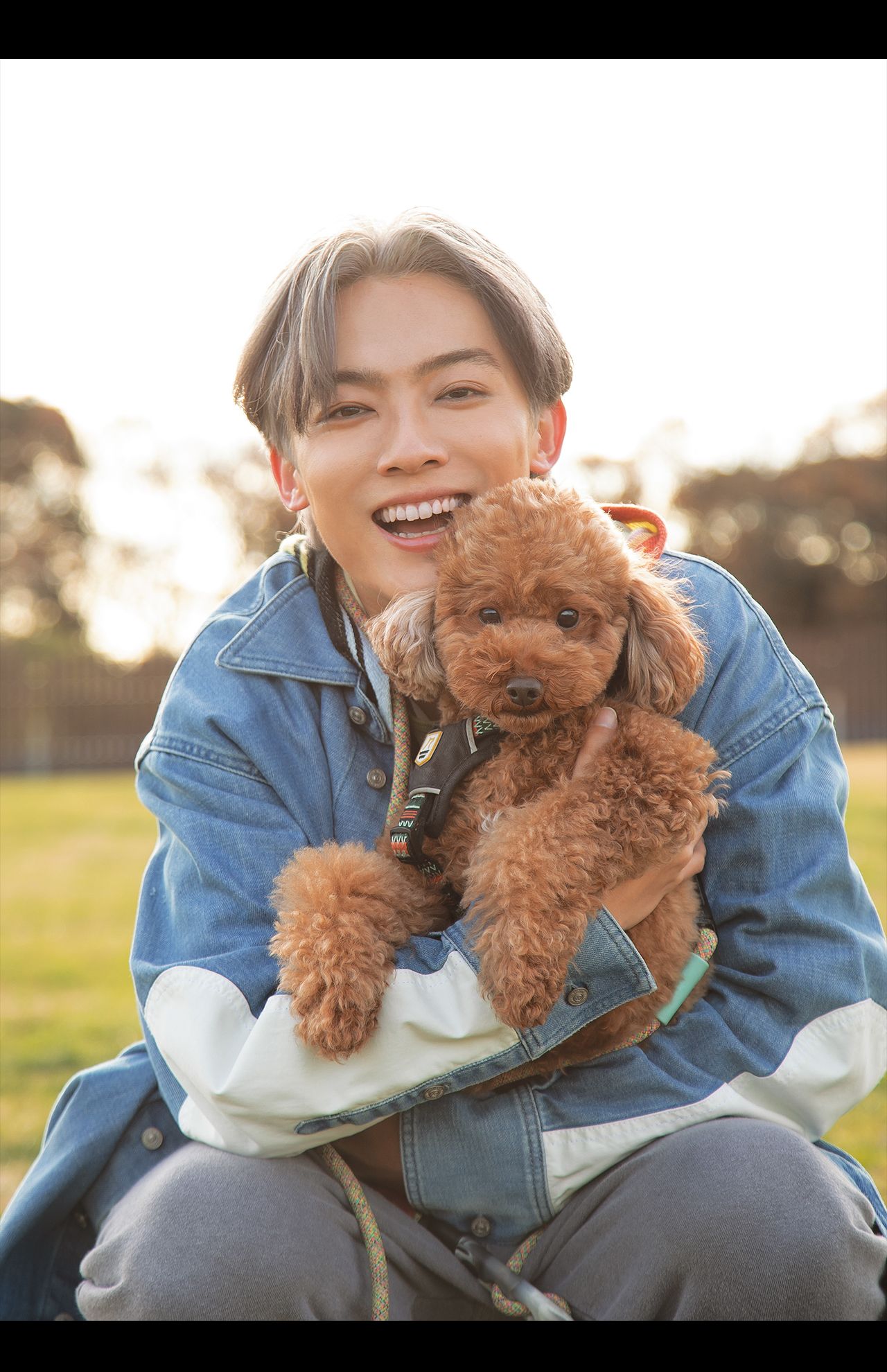 愛犬バズと一緒にキャンプ撮影でご満悦（『辰巳ゆうとセカンド写真集YUTO-LIFE』より）