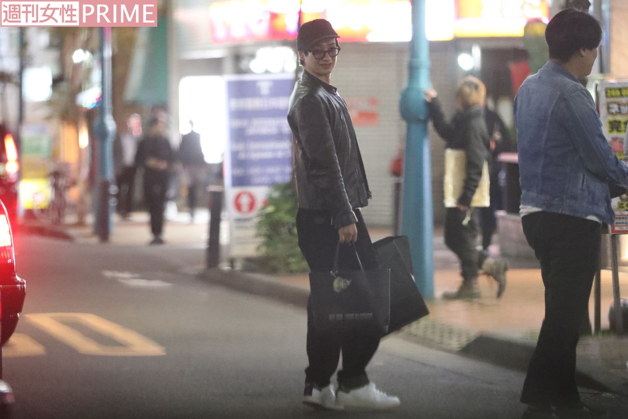 黒いライダースに黒のパンツ、キャップにサングラスという出で立ちのキスマイ宮田