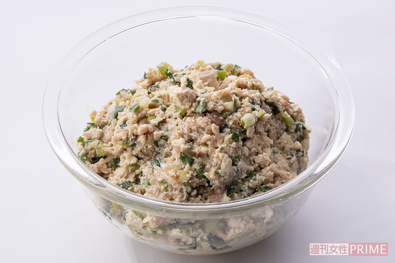 木綿豆腐の水けをしっかりきると水っぽくなりません。肉と豆腐がほぼ半々の割合でヘルシー。（撮影／廣瀬靖士）