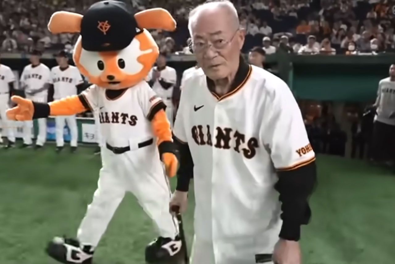 『王貞治デー』のファーストピッチに登場した張本勲（DRAMATIC BASEBALL 2024公式チャンネルより）