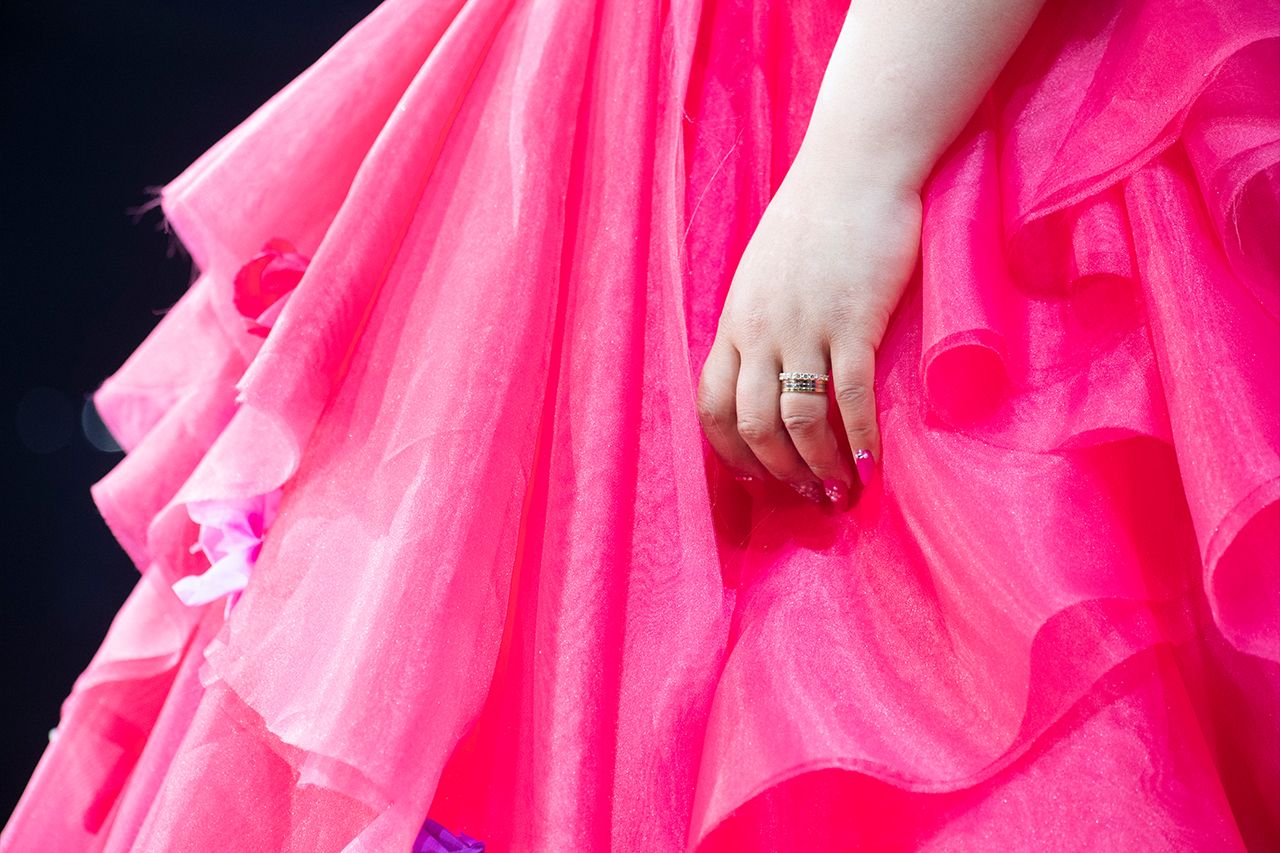 12月26日、ディナーショーを開催した華原朋美。左手には指輪が光る