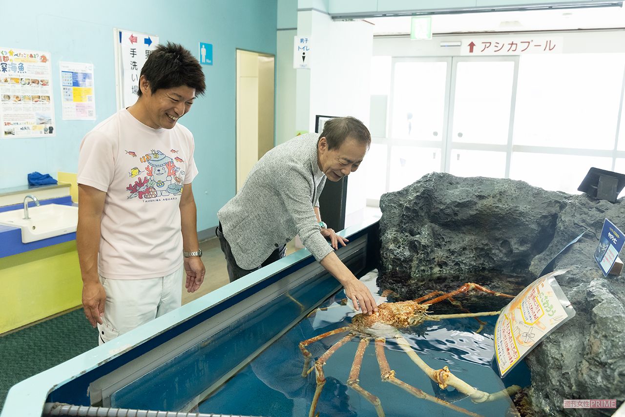 タカアシガニにさわれるコーナーで小林さんと（撮影／矢島泰輔）