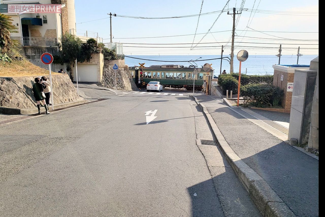 オーバーツーリズムになる前の鎌倉高校前（2020年12月、編集部撮影）