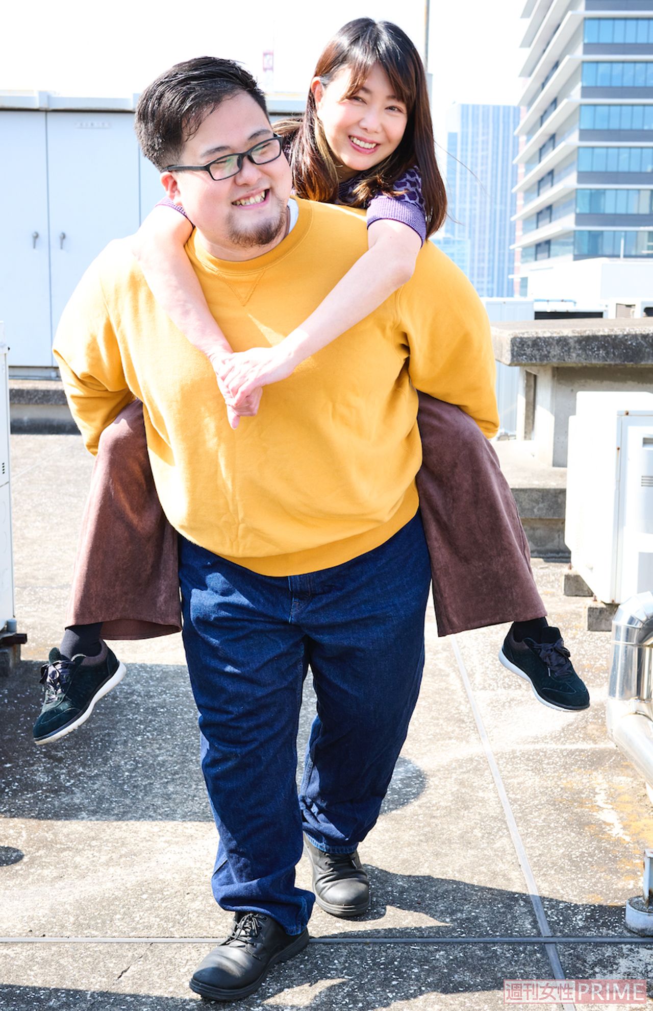 おんぶでお散歩。韓ドラのポスターみたい!?（撮影／山田智絵）