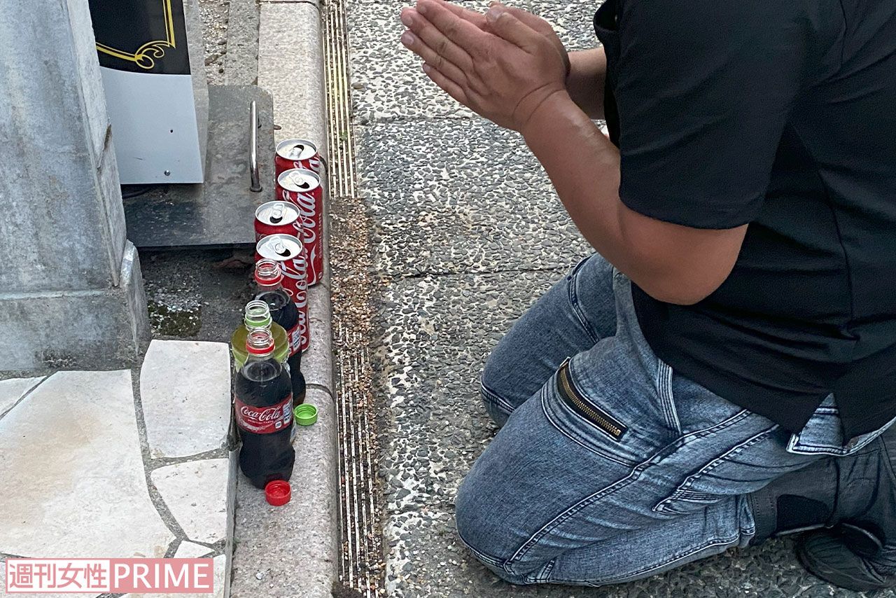 《浜松》現場に手を合わせて2人の冥福を祈る常連客の男性